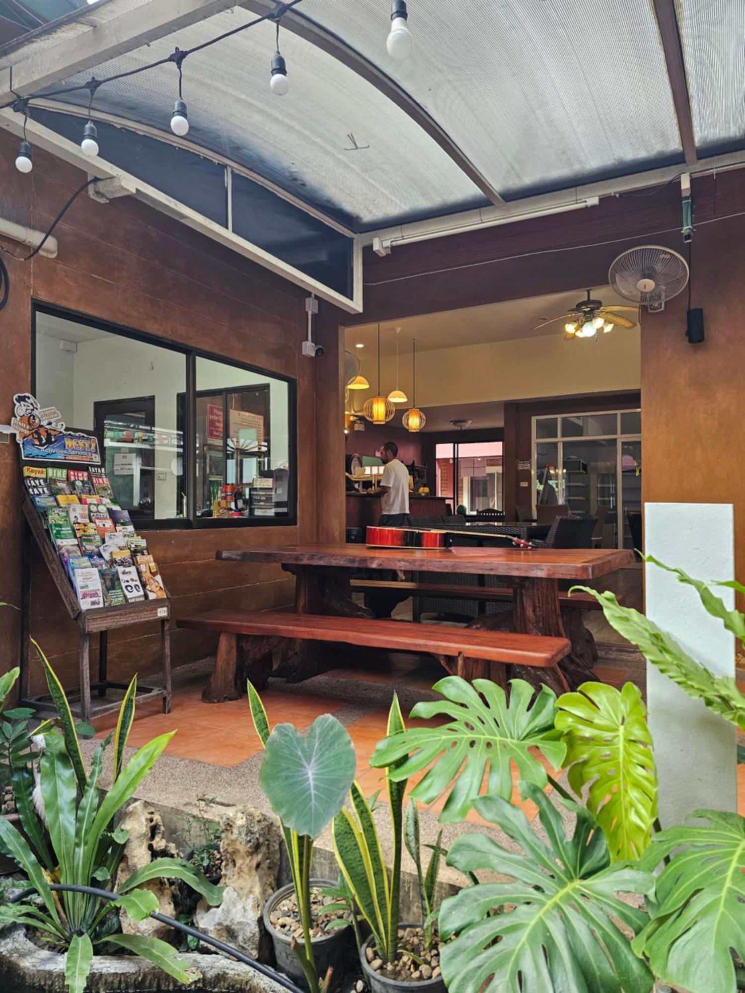 Red Brick Hostel Chiang Mai Exterior photo